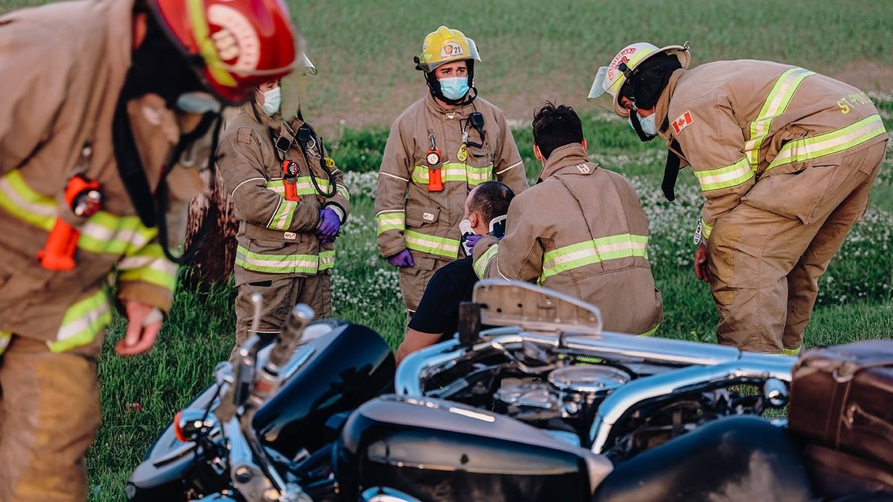 Un motocycliste perd la maîtrise de sa moto et fait une vilaine chute