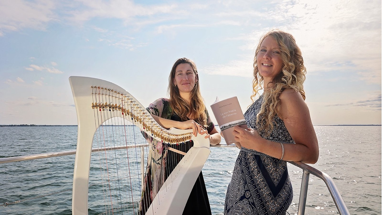 Pendant que le bateau voguait au gré des vents, Marie-Belle Ouellet lisait quelques poèmes de sa création aux sons de la harpe de Annabelle Renzo