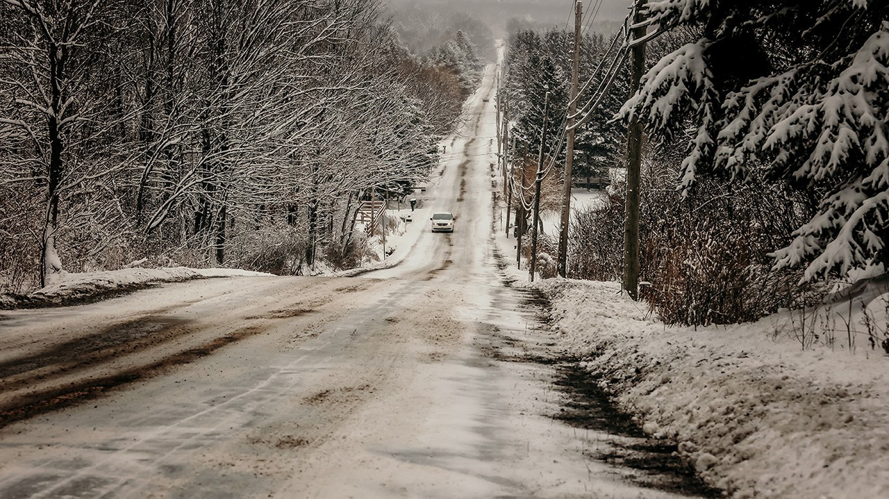 Paysage d'hiver sur la montée Saint-Guillaume à Saint-Marthe avec un véhicule seul en toile de fond.