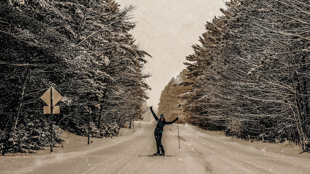 Martine Desrosiers, amatrice de ski de fond, profitant de la récente accumulation de neige dans les sentiers à Saint-Lazare.