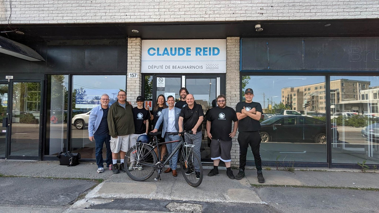 Les employés et responsables du projet, Marc-André Messier et Geneviève Dupuis de même que Steve Charland, président du C.A. de la Maison des jeunes 12-17 prennent la pose avec le député Claude Reid