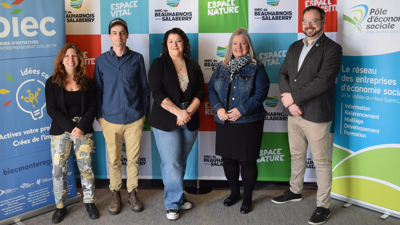 De gauche à droite : Juliette Rochman, MRC de Beauharnois-Salaberry ; Charles-Olivier Dumont, Pointe-du-Buisson ; Pascale Jodoin, Valspec ; Anita Basso, Coup de pouce des Moissons ; Olivier Doyle, Pôle d’économie sociale Vallée-du-Haut-Saint-Laurent
Absente de la photo : OVPAC