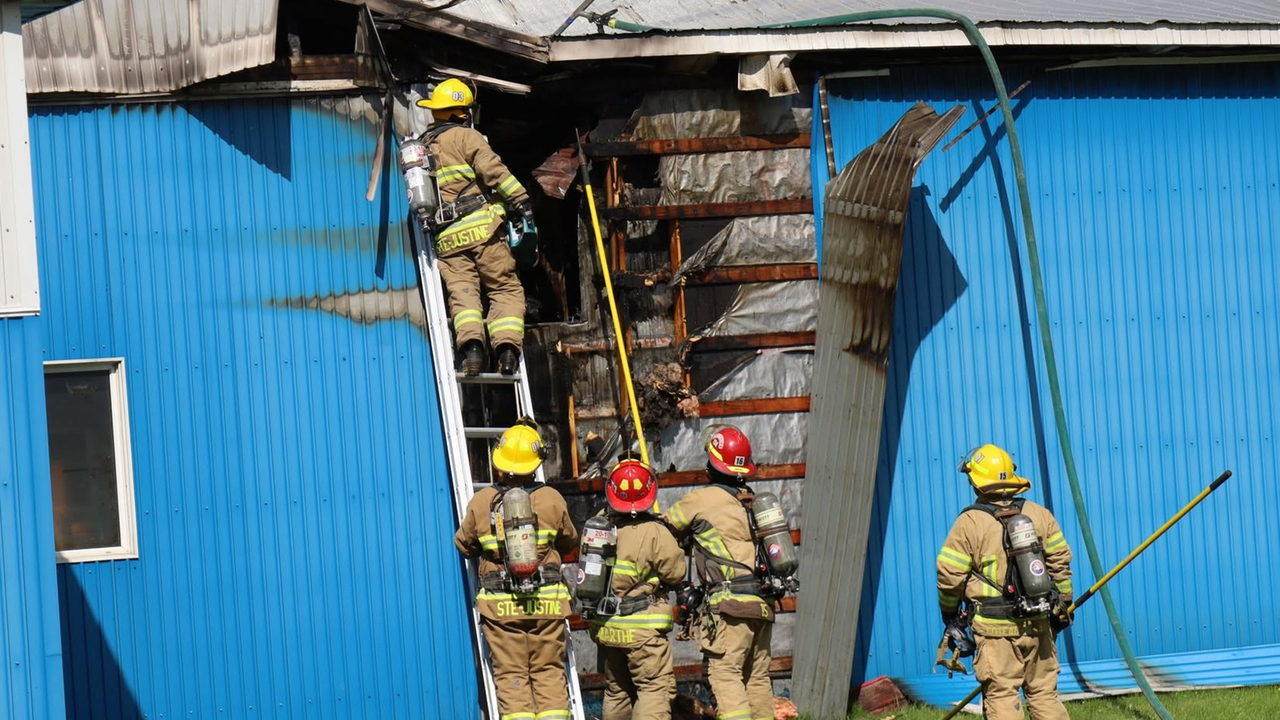 Un bâtiment commercial ravagé par les flammes à Sainte-Justine-de-Newton