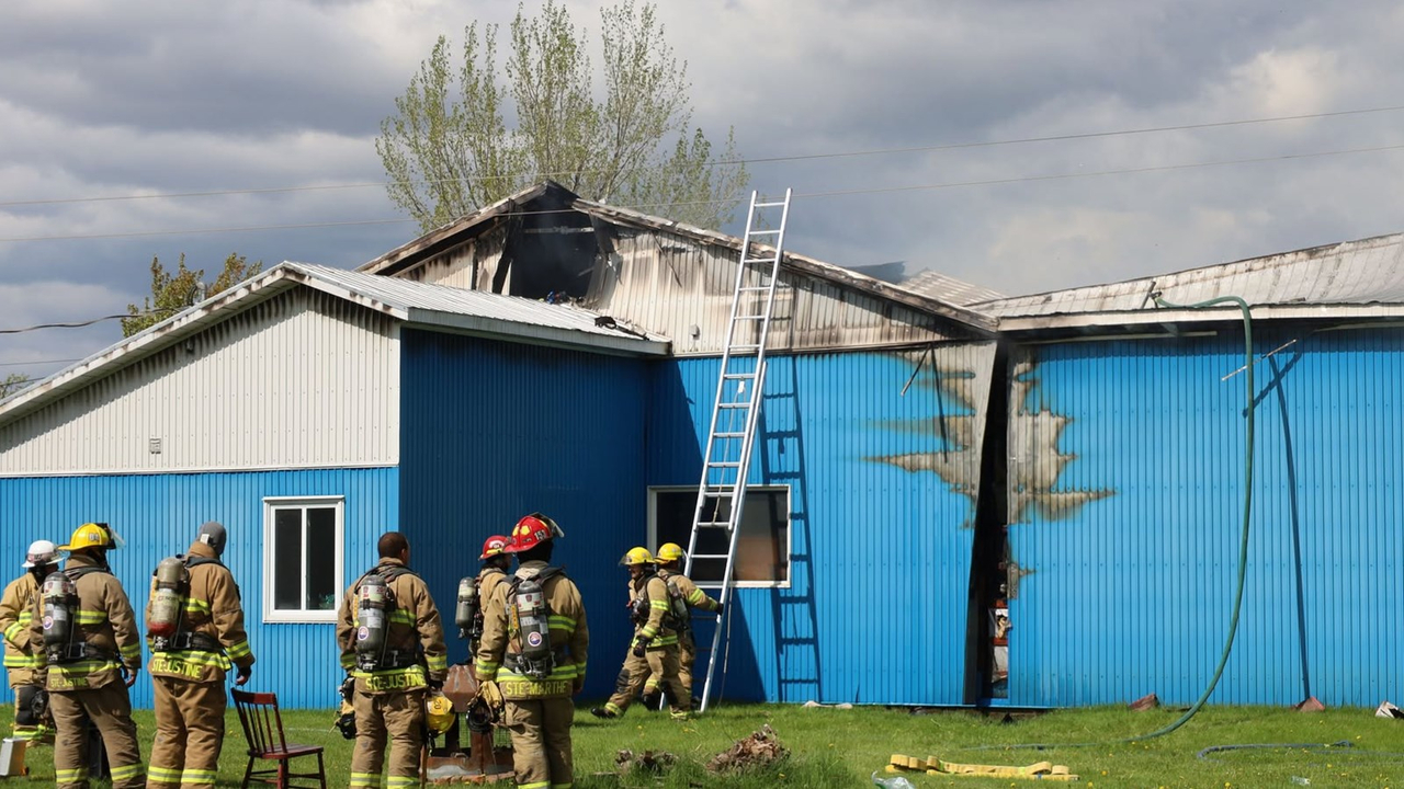 Un bâtiment commercial ravagé par les flammes à Sainte-Justine-de-Newton