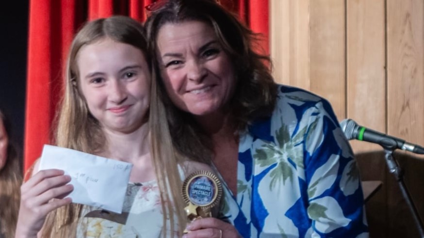: La gagnante de Primaire en spectacle, Florence Tremblay, accompagnée de la marraine du concours, la chanteuse Jeanick Fournier