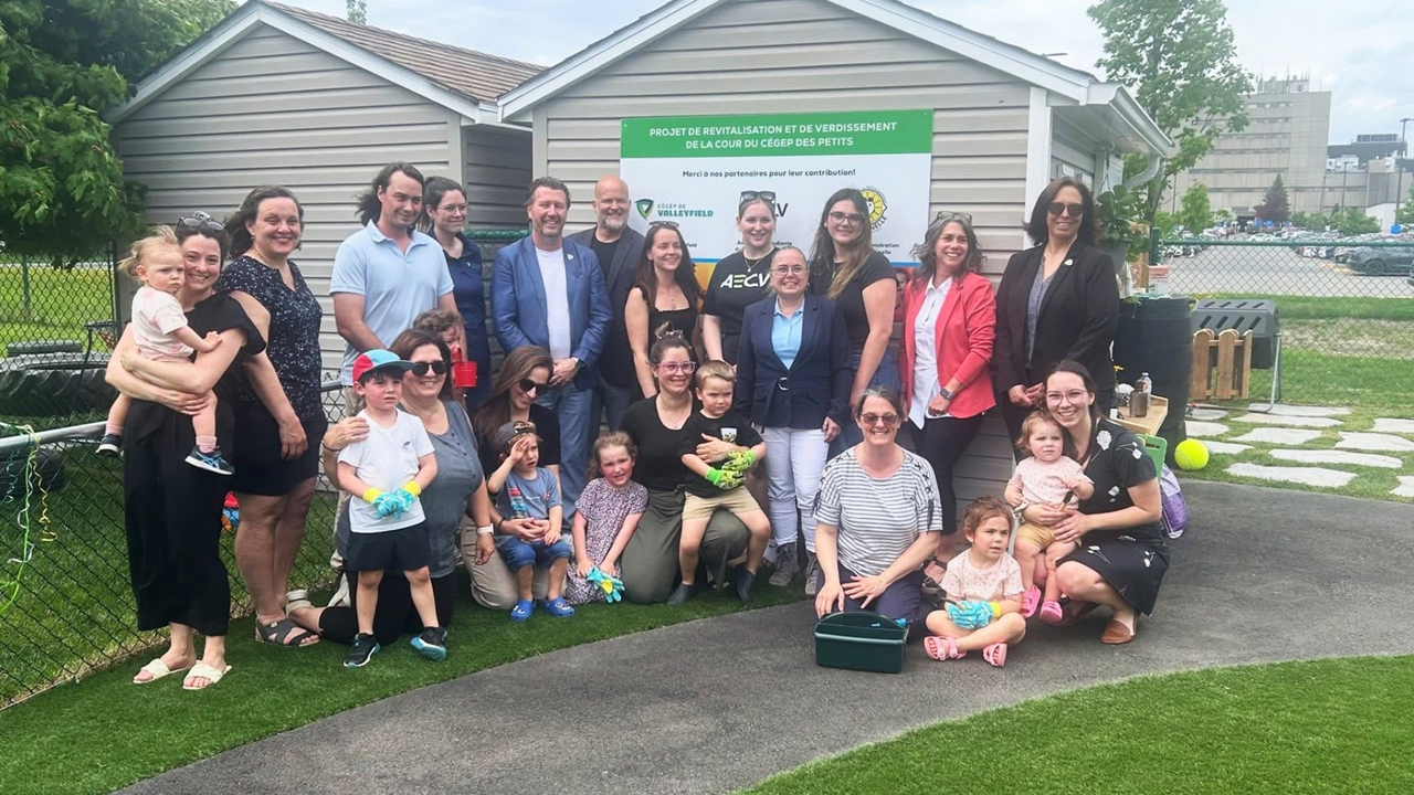 Le Cégep de Valleyfield verdit des espaces de jeux pour les tout-petits
