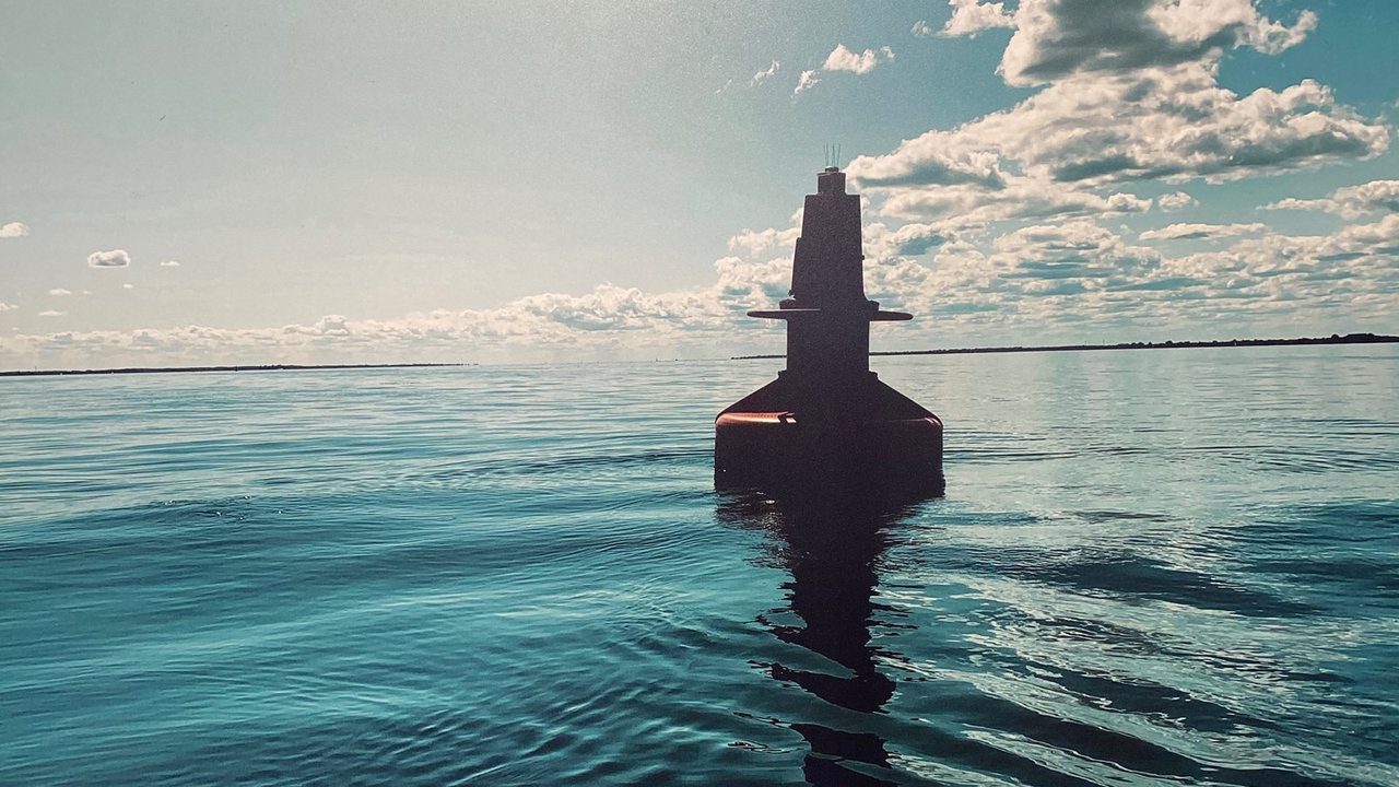 À côté de cette photographie on peut lire un petit poème de Bernard Boyer qui va comme suit: « Que ce soit la tempête ou juste une brise, les bouées s'en balancent. Alors bon vent. »
