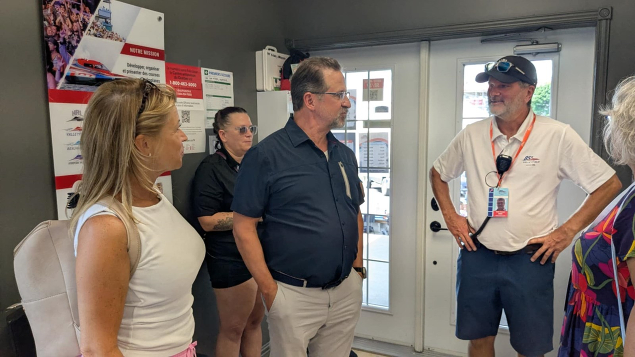 Régates de Valleyfield: Yves-François Blanchet remet un certificat honorifique