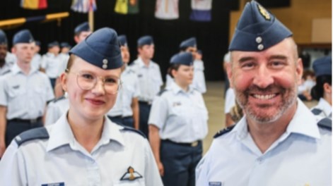 La cadette Évelyn Fertikh qui reçoit ses ailes sur la parade de graduation du Centre d’Entraînement des Cadets de Saint-Jean, donnée par Major Daniel Surprenant.