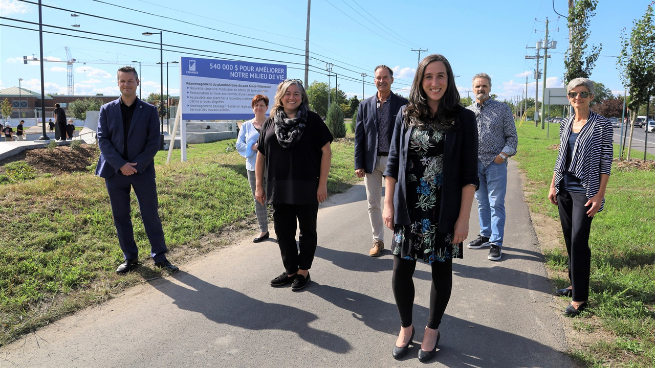 Jean-François Auclair (directeur général de la Ville de Chambly), Marie Lise Desrosiers (conseillère municipale), Julie Daigneault (conseillère municipale), Luc Ricard (conseiller municipal), Alexandra Labbé (mairesse), Serge Gélinas (conseiller municipal) et Sophie Martel (directrice adjointe du Service loisirs et culture) étaient présents pour souligner la fin du réaménagement. 