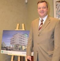 Joé Bélanger, directeur général de la Caisse Desjardins Thérèse-De Blainville est fier de la maquette du projet du nouveau siège social de la Caisse qui déménagera sur le boulevard Curé-Labelle, à Sainte-Thérèse, au début de l année 2011.