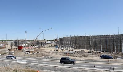 L impressionnant  mur  en construction que l on croise quand on circule sur l échangeur des autoroutes 15 et 640 près du Faubourg Boisbriand sera en fait une bretelle d accès en hauteur de l autoroute 15 sud pour l autoroute 640 ouest.