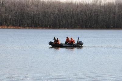 Les policiers de la Surêté du Québec et du service de police de Thérèse-de-Blainville recherchent activement Mathieu Plante âgé de 34 ans toujours porté disparu après qu une citoyenne ait repéré samedi après-midi son embarcation vide à la dérive sur la rivière des Mille-Îles au niveau de Rosemère.