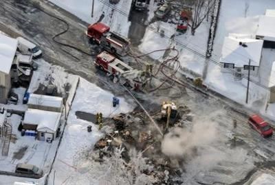 Un incendie a ravagé un duplex au 350 Blainville Est, à Sainte-Thérèse. L'immeuble est une perte totale. Les pompiers ont procédé à la démolition de ce dernier après que le feu ait été maîtrisé, le vendredi 3 mars 2011. Maxime Landry/TVA Nouvelles