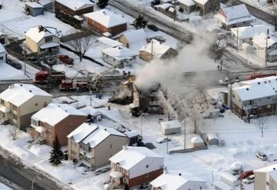 Un incendie a ravagé un duplex au 350 Blainville Est, à Sainte-Thérèse. L'immeuble est une perte totale. Les pompiers ont procédé à la démolition de ce dernier après que le feu ait été maîtrisé, le vendredi 3 mars 2011. Maxime Landry/TVA Nouvelles