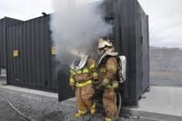 (Photo collaboration spéciale)Les pompiers ont accompagné les journalistes, vêtus en pompiers pour l occasion, à l intérieur du système d embrassement où la température a atteint les 600 degrés C.