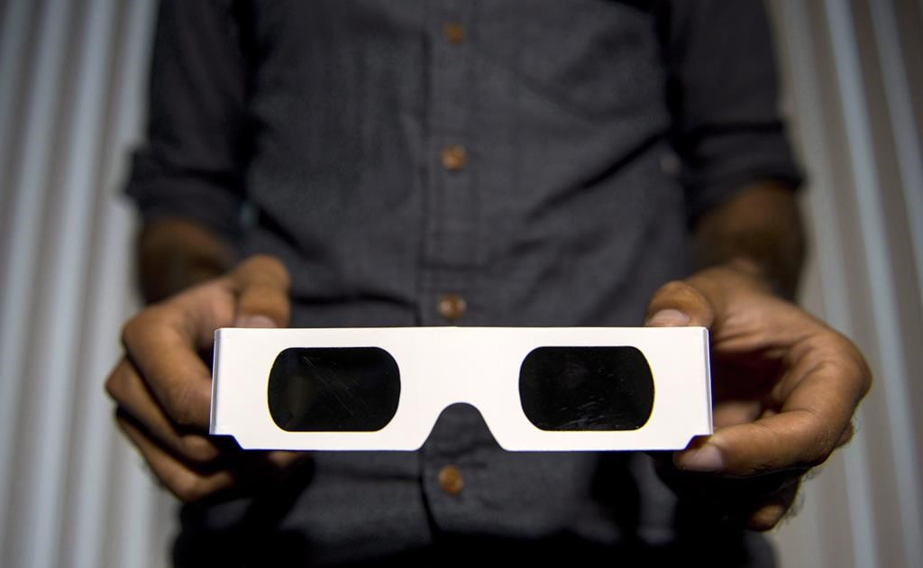La demande de lunettes est forte pour l'éclipse solaire totale du 8 avril