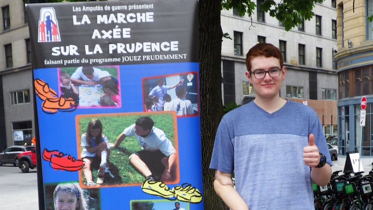 Un jeune amputé de 17 ans accepte le défi de sensibiliser des enfants montréalais à la prudence