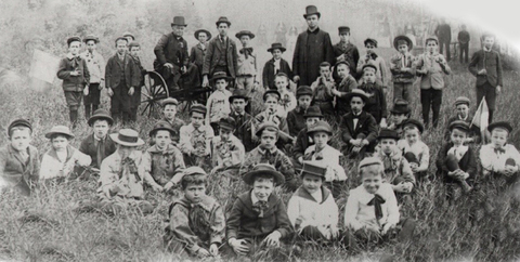 Curé Dionne en 1898 avec ses étudiants