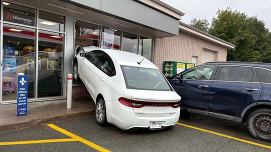 Saint-Isidore : un véhicule termine sa course dans une station-service