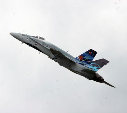 Un mois après son passage à Saint-Georges, Brian Bews s'écrase avec son CF-18 en Alberta