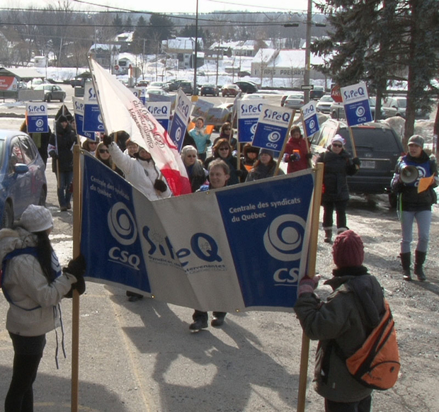 Des intervenantes de centres de la petite enfance manifestent