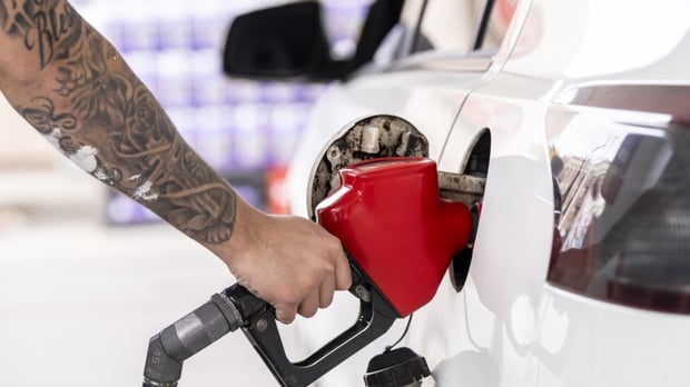La suspension de la taxe d'accise fédérale sur l'essence sera prolongée