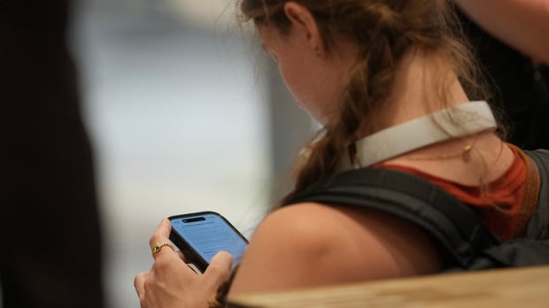 Interdire l'accès des réseaux sociaux aux moins de 16 ans: la tâche n'est pas facile