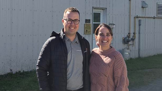 Patrica Drouin en visite dans une ferme avicole de Saint-Victor