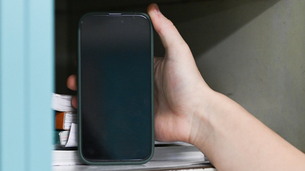 Les jeunes du Québec entament une deuxième rentrée scolaire sans téléphones