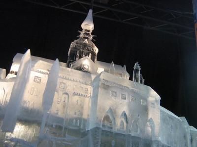 Vidéo : Un sculpteur de glace se taille une réputation en France