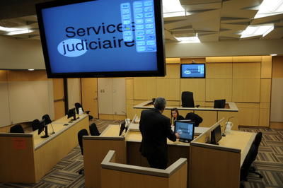 Une salle d'audience à la fine pointe de la technologie