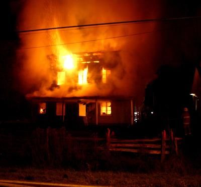 Une résidence est rasée par les flammes