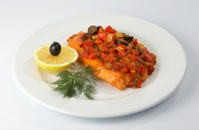 Mahi-mahi grillé aux câpres et tomates fraîches