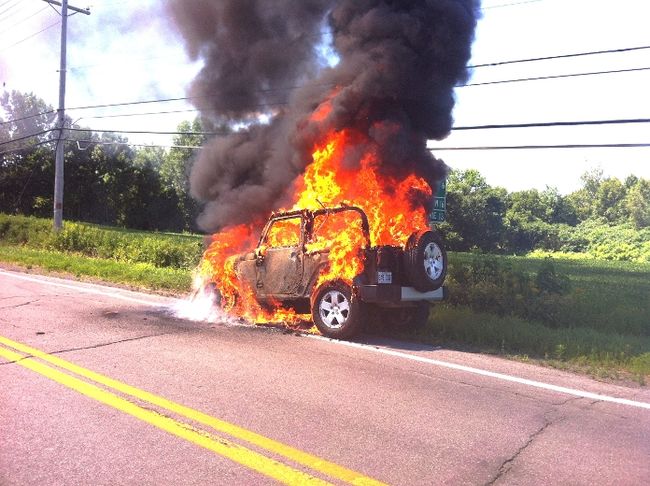Un Jeep flambe à Saint-Paul
