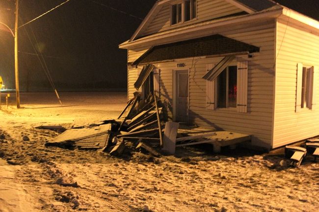 Un semi-remorque percute une maison