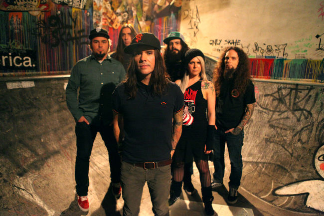 Un groupe de musique qui se vend à votre porte