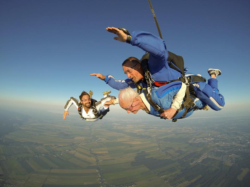 Armand Gendreau réalise un Record Guiness en sautant en parachute à 101 ans 