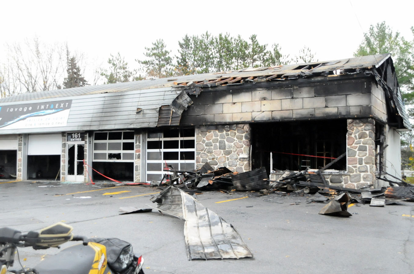 Un incendie détruit un lave-auto à Notre-Dame-des-Prairies