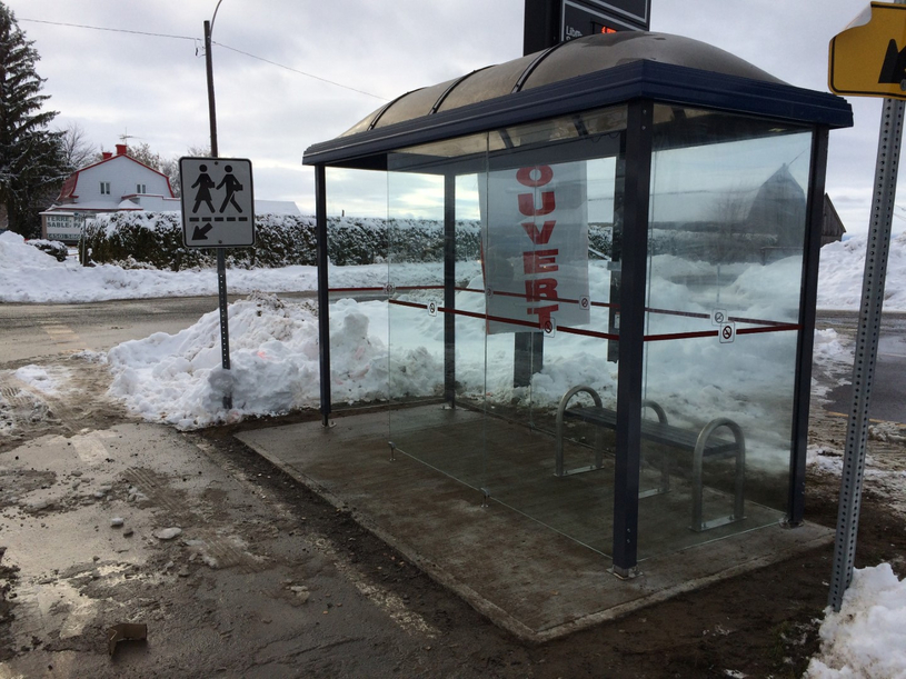 Une citoyenne fait construire un abribus