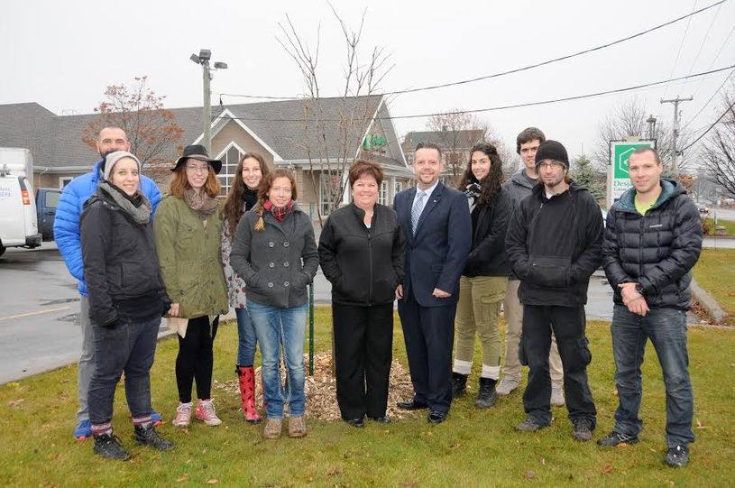 Des étudiants du Cégep régional de Lanaudière plantent un arbre en guise de remerciements