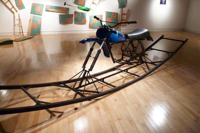 Hors route au centre d'exposition Raymond-Lasnier : rencontre entre le motocross et l'art visuel.