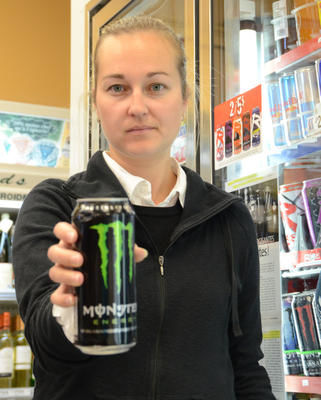 Elle refuse de vendre des boissons énergisantes aux enfants