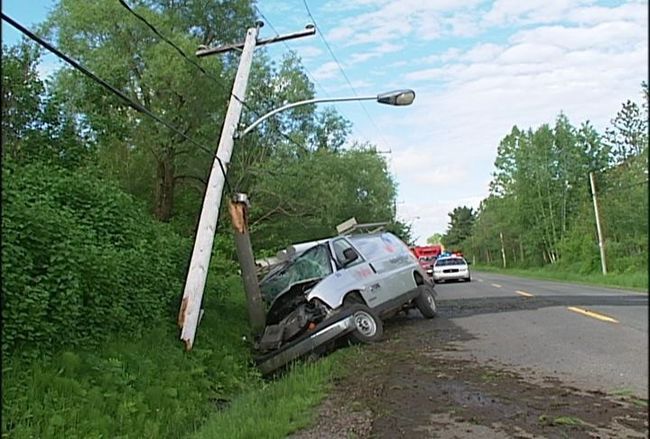 Un poteau sectionné par un camion