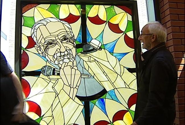 Un vitrail en l'honneur d'Yvon Deschamps