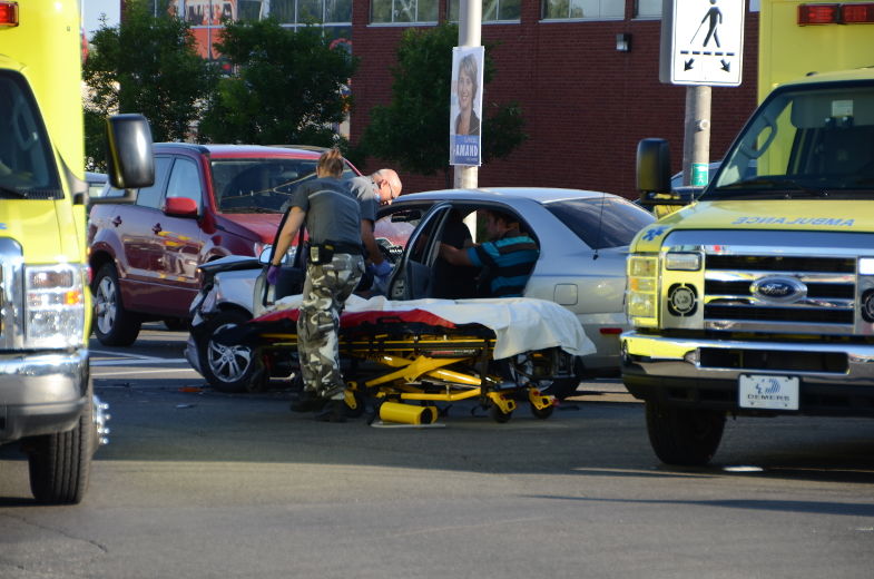 Collision à trois voitures sur des Forges
