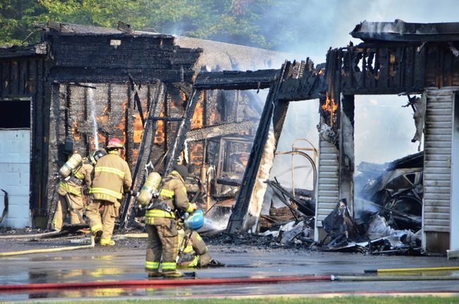Des garages détruits par le feu