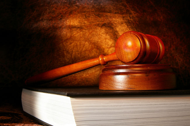 Il comparaît devant le tribunal avec de la drogue sur lui