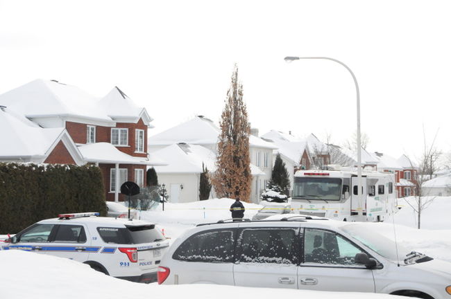 Le père d'un suspect de triple meurtre accusé