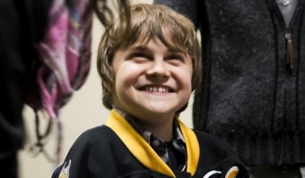 LHJMQ - Le capitaine des Tigres Tristan Pomerleau donne le sourire à un jeune partisan